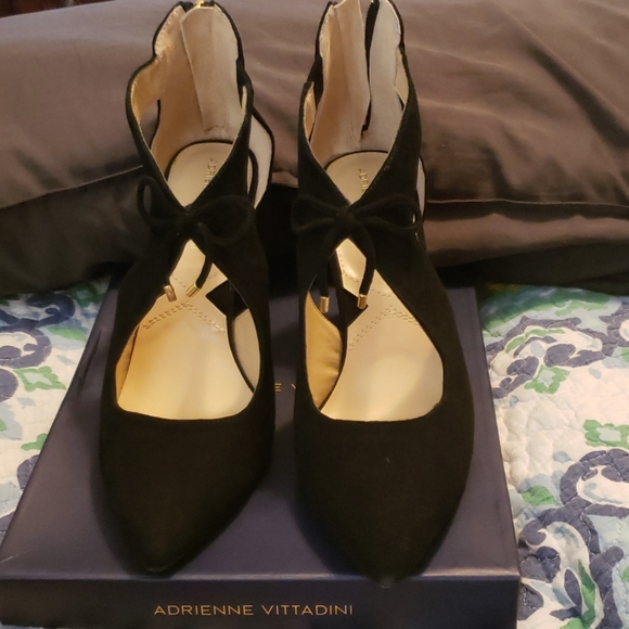 Adrienne Vittadini Suede Shootie. - Picture 2 of 7